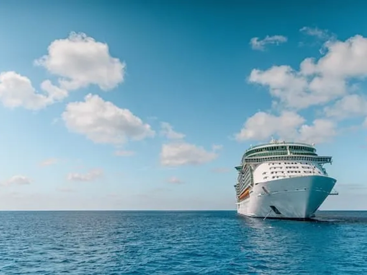 cruzeiro em águas azuis durante o dia