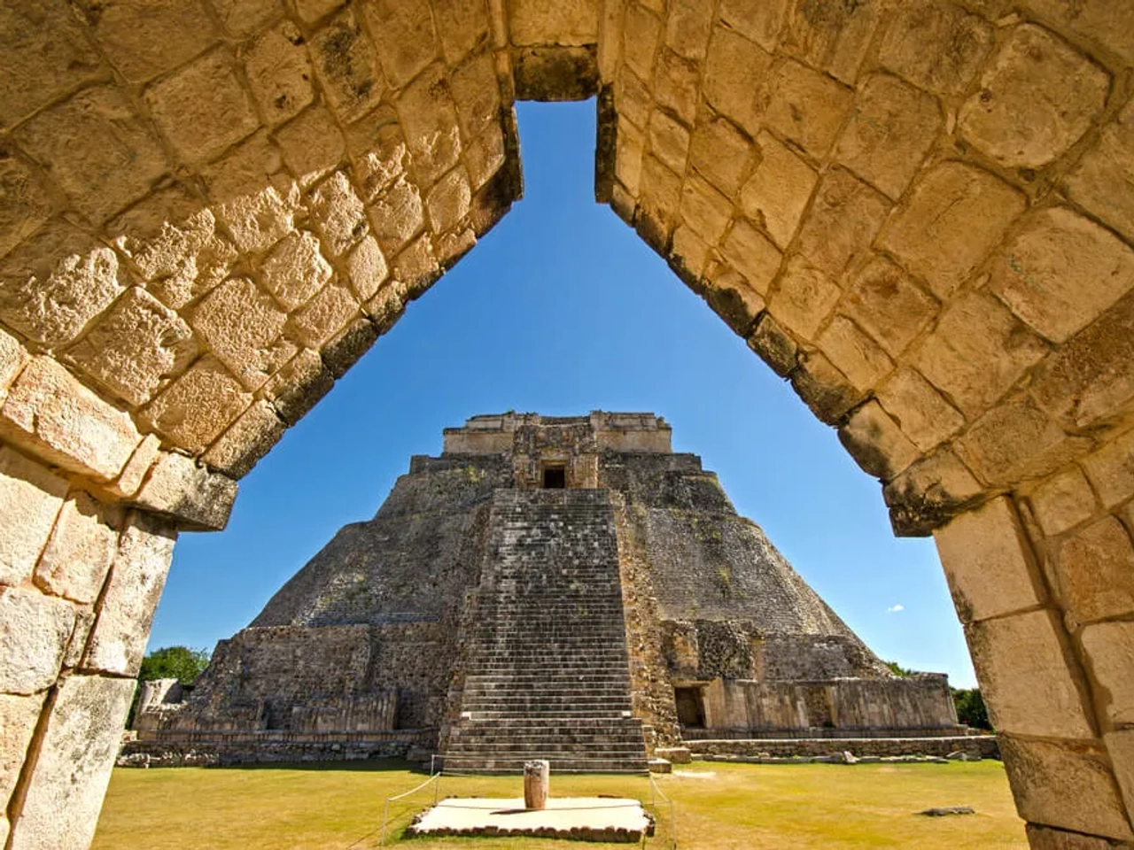 piramide mago uxmal riviera maya