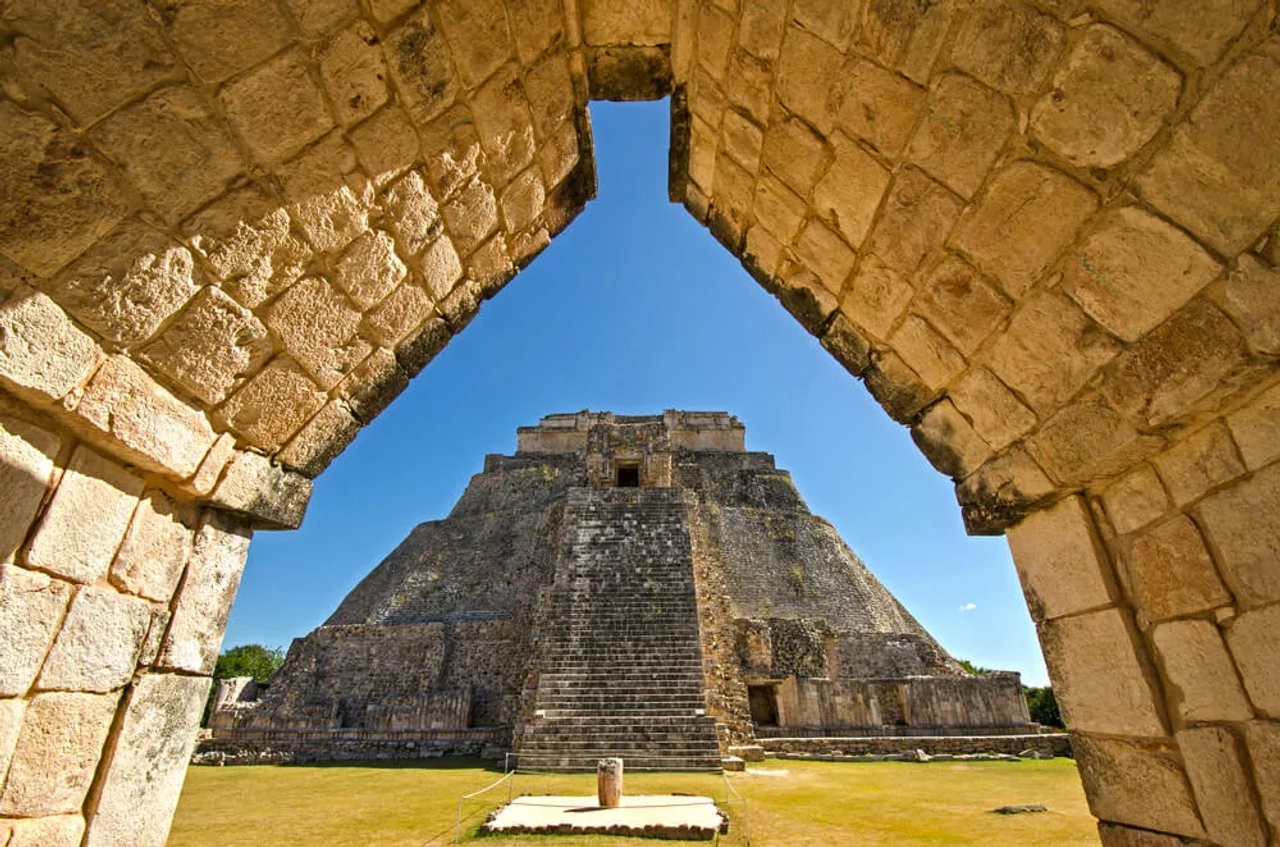 piramide mago uxmal riviera maya