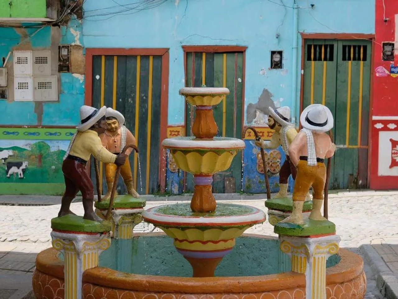 fonte colorida em guatape
