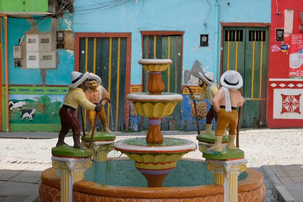 fonte colorida em guatape