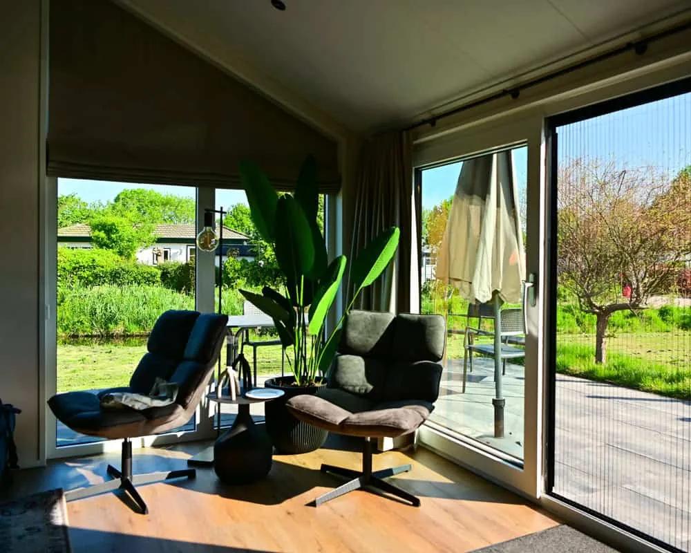 Sala luminosa con sillones cómodos y vista al jardín. Ideal para relajarse.