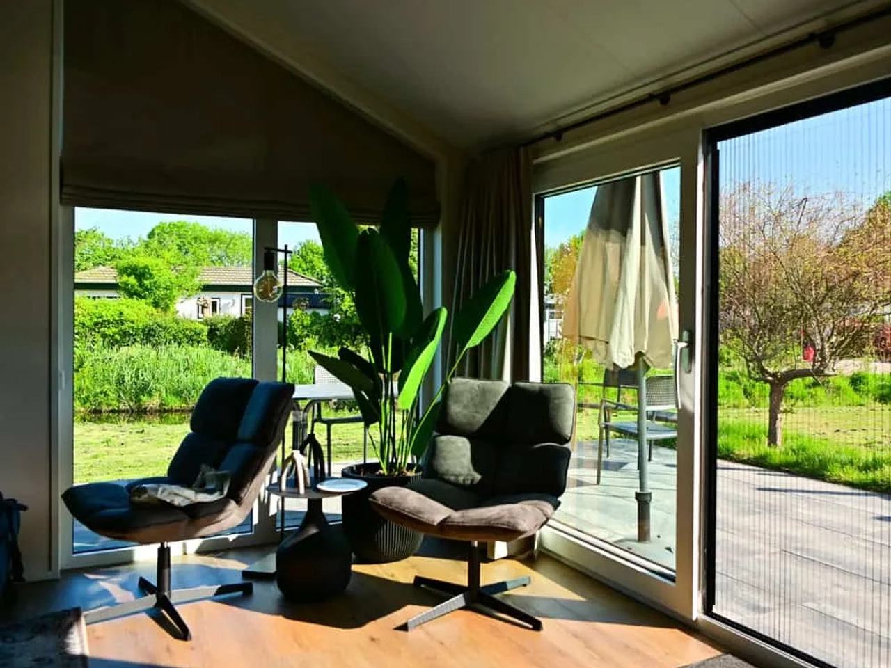 Sala luminosa con sillones cómodos y vista al jardín. Ideal para relajarse.