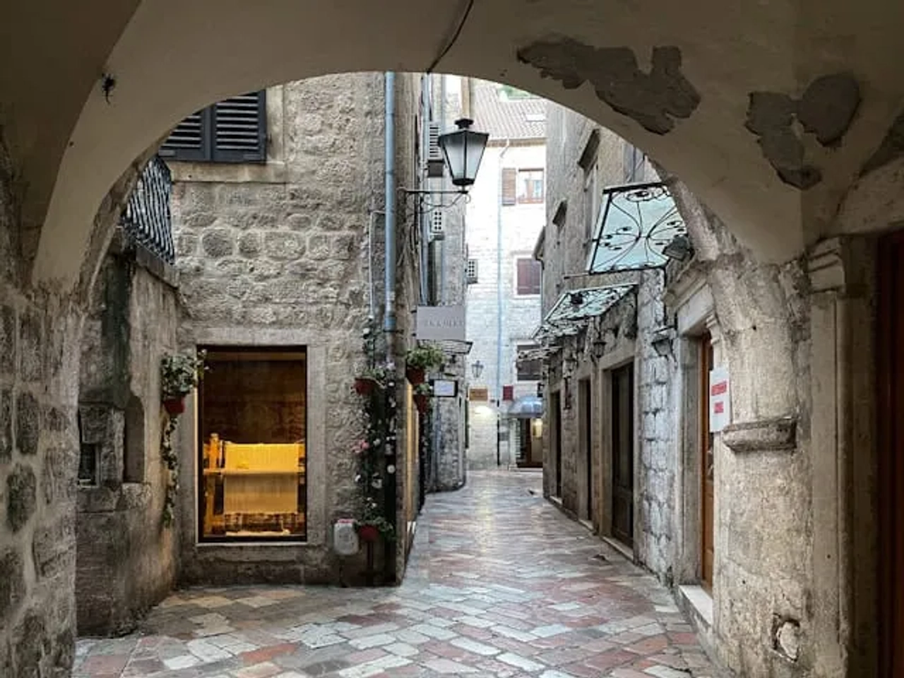 rua de paralelepipedos de pedra no kotor em montenegro