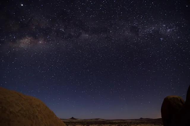 céu estrelado em Spitzkoppe na namibia