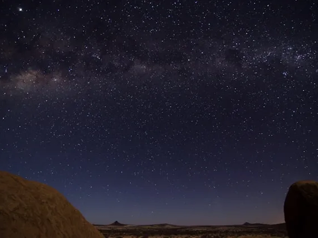 céu estrelado em Spitzkoppe na namibia