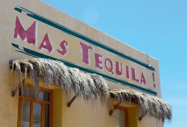 restaurante amarelo com o sinal "mas tequila" no méxico