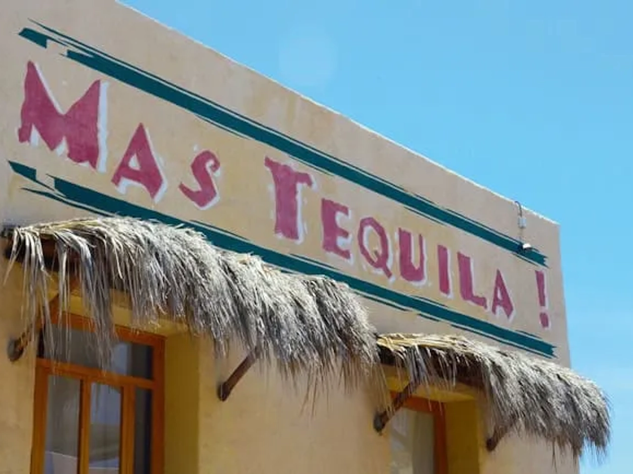 restaurante amarelo com o sinal "mas tequila" no méxico