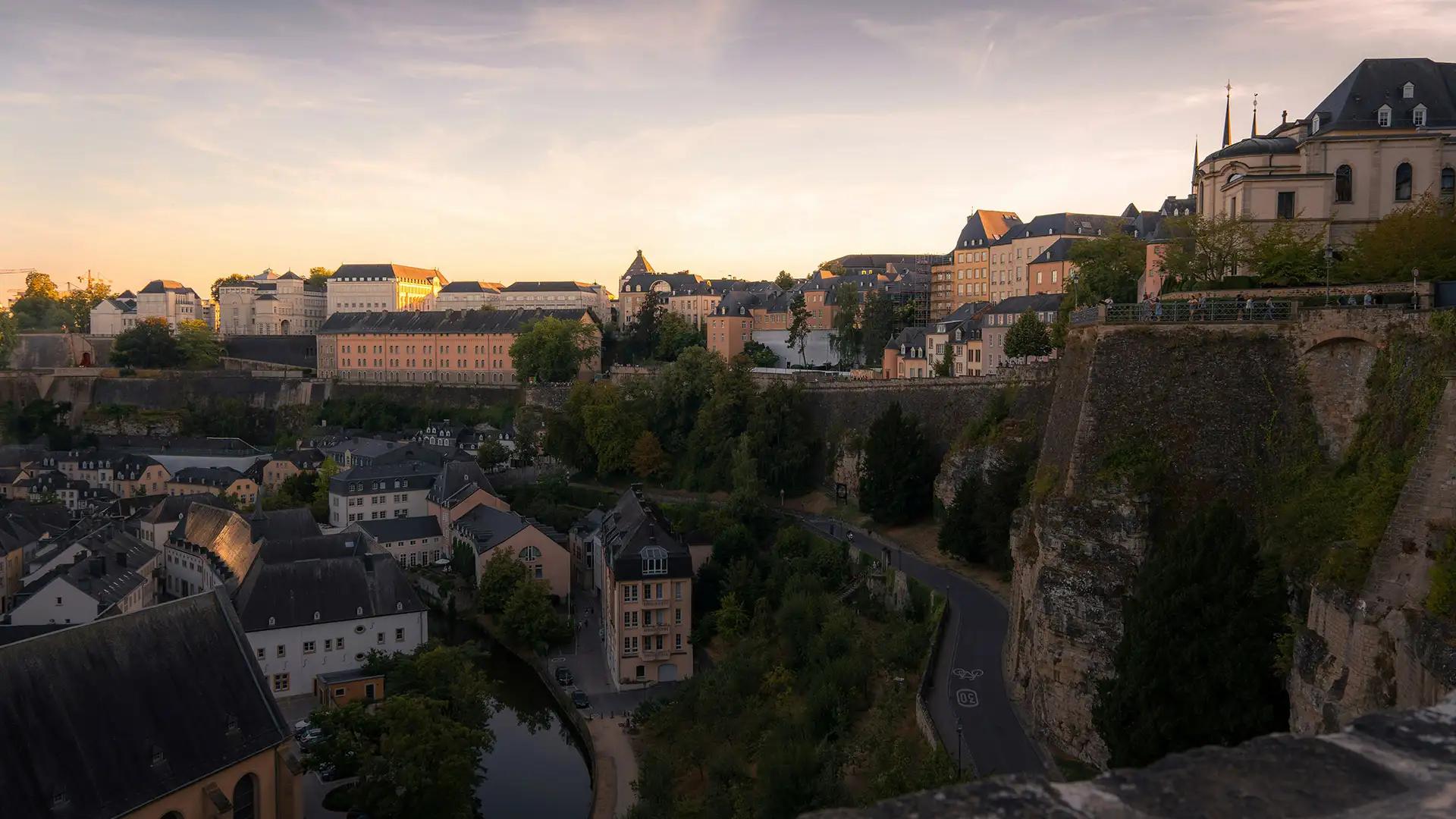 Vistas del barrio de Grund y el casco histórico de Luxemburgo