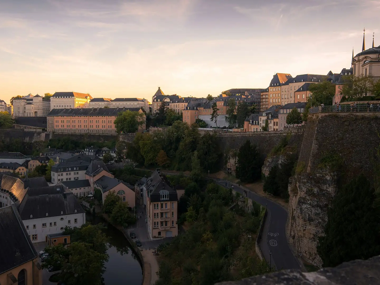 Vistas del barrio de Grund y el casco histórico de Luxemburgo