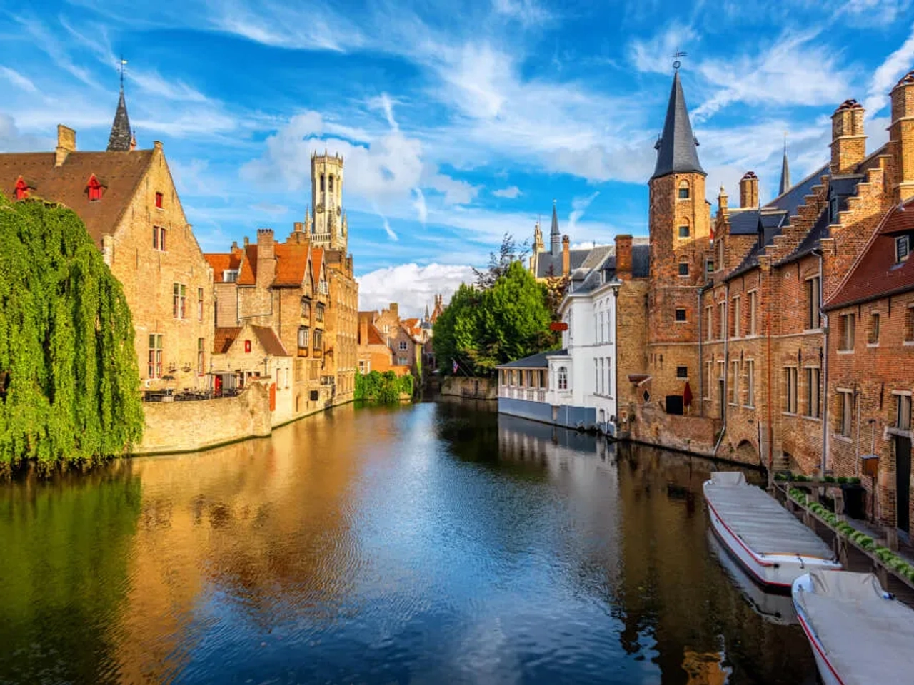 canal e edificios de bruges