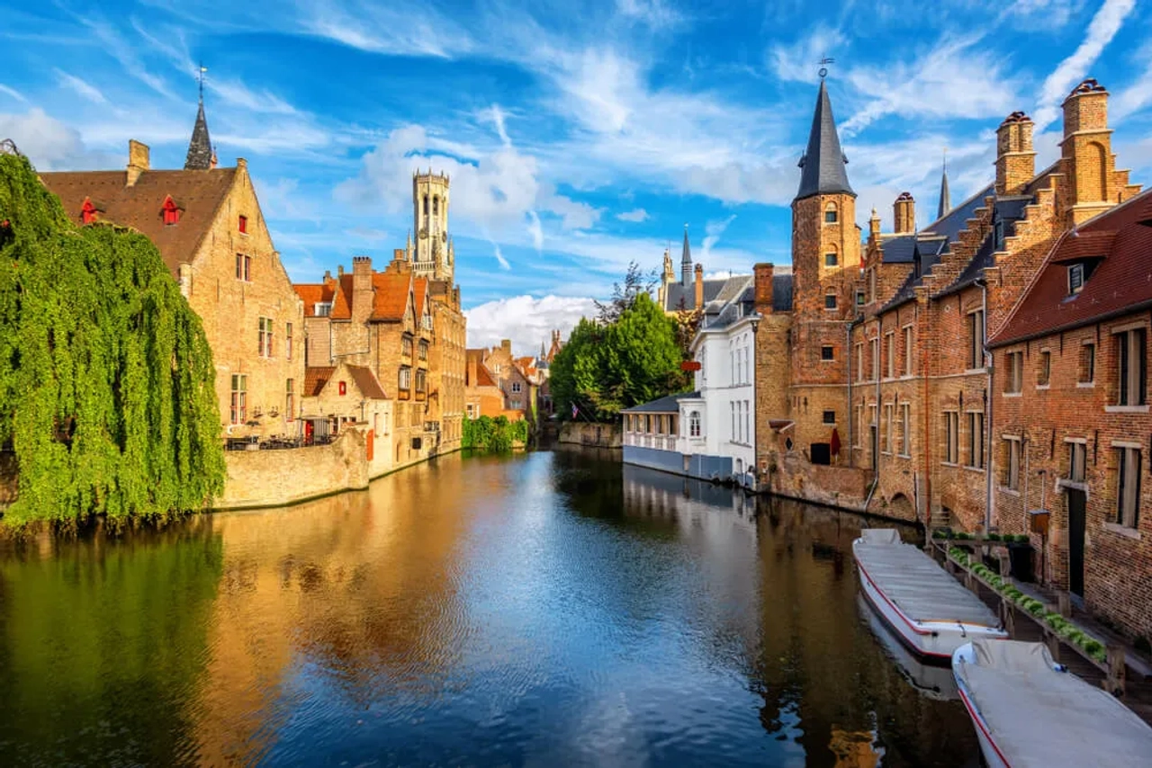 canal e edificios de bruges