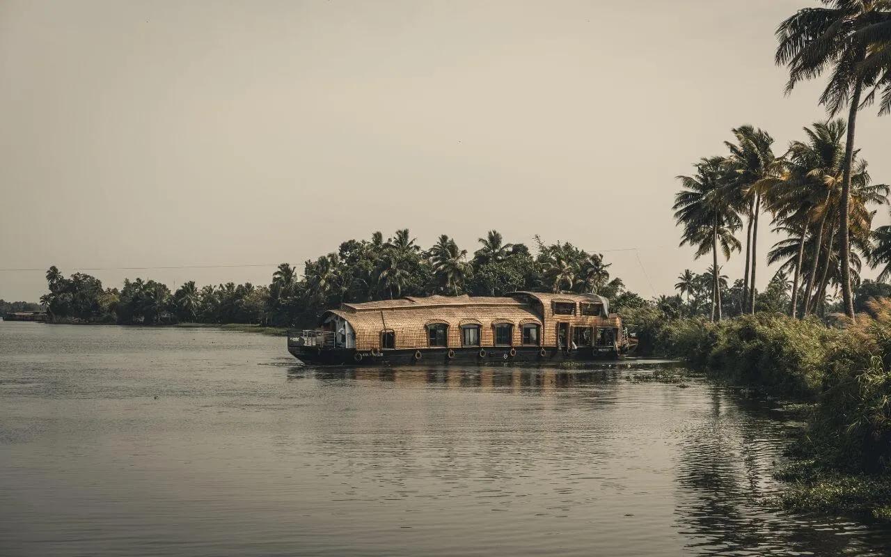 barco de turismo navega num rio