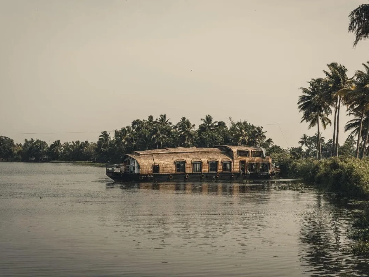 barco de turismo navega num rio
