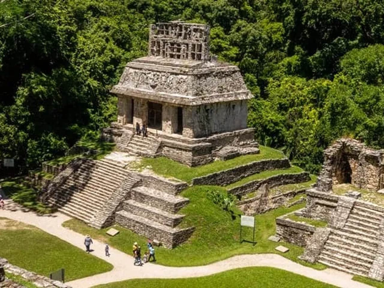 pessoas a andar em direção ao Palanque no méxico