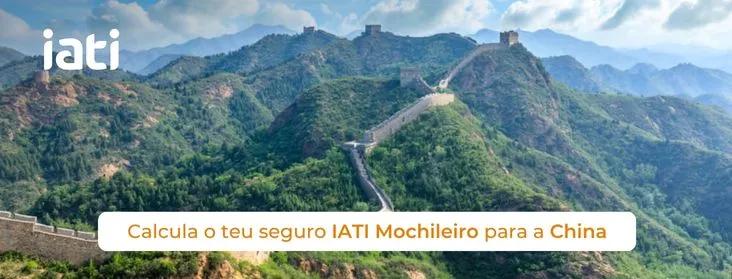 Muralha da China se estende por montanhas verdes sob céu azul.