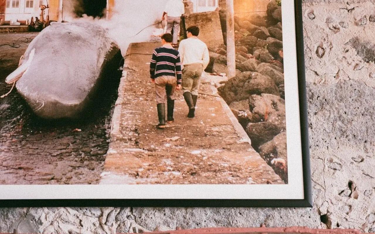 foto da antiga pesca da baleia e duas crianças a andar pelo cais