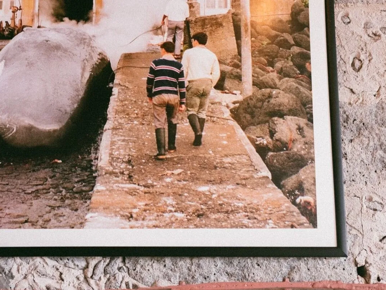 foto da antiga pesca da baleia e duas crianças a andar pelo cais