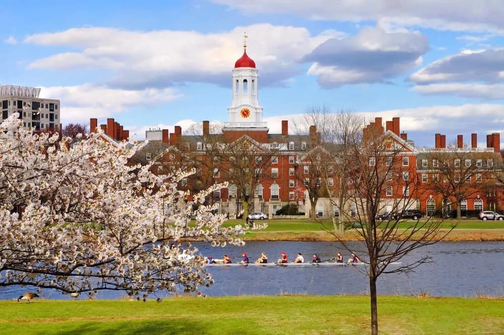 Vista del río Charles con el campus de Harvard y un equipo de remo.