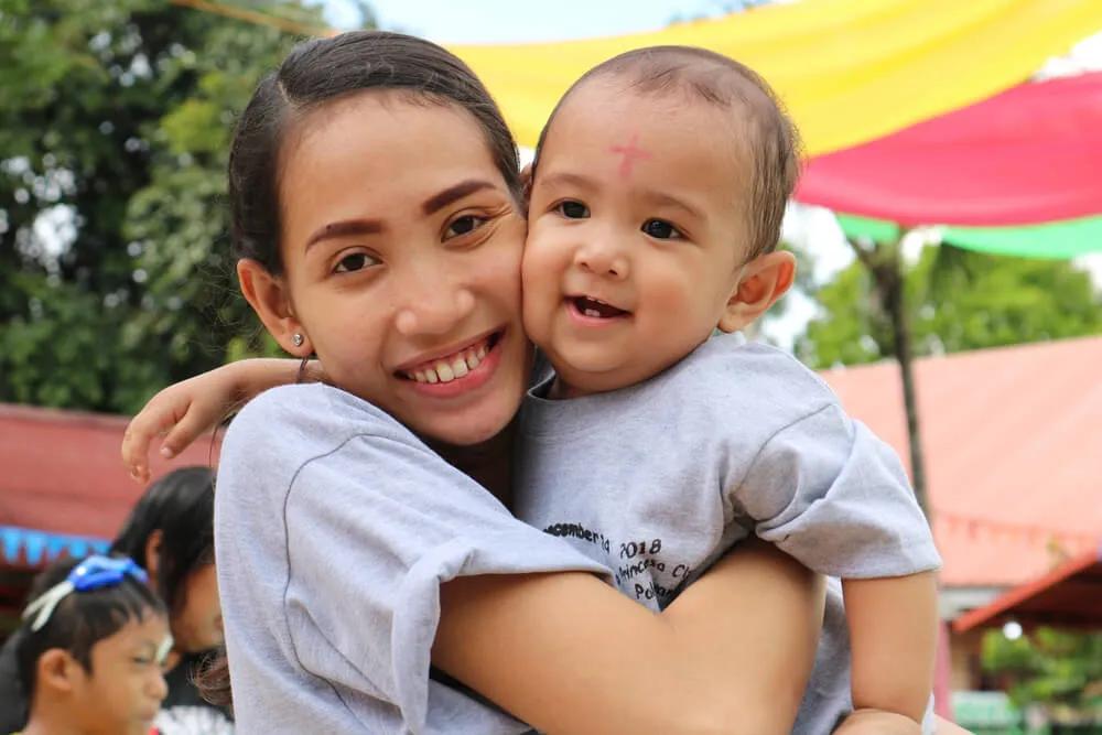 mae e bebe no seu primeiro aniversario