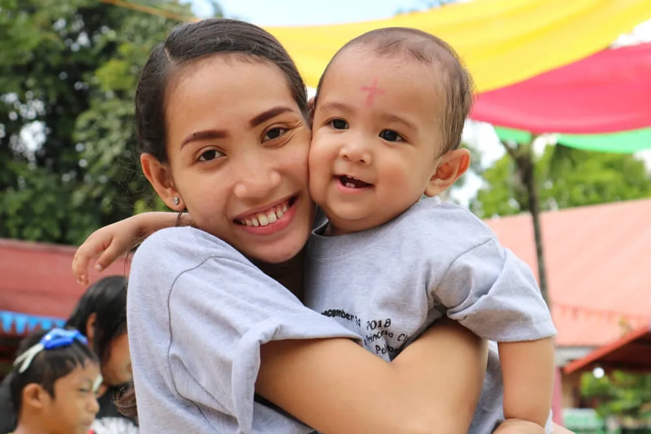 mae e bebe no seu primeiro aniversario