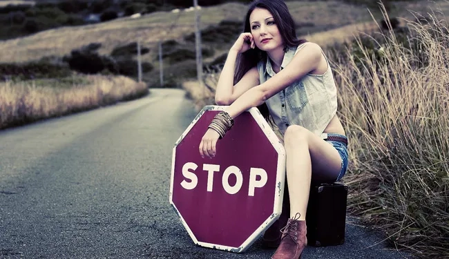 CHICAS HACIENDO AUTOSTOP