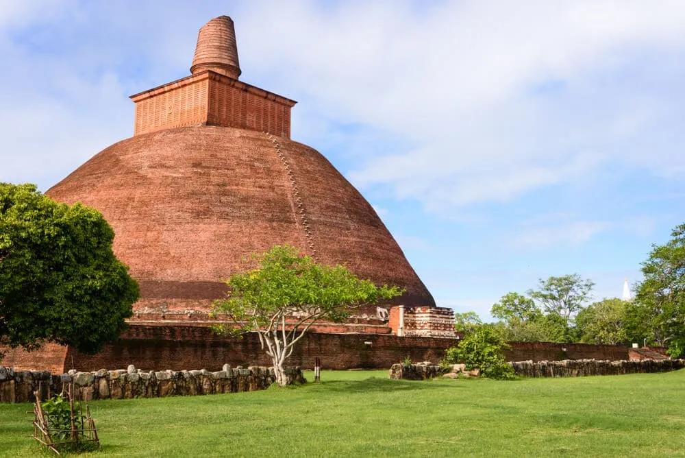 uma stupa de anuradhapura no meio da vegetaçao
