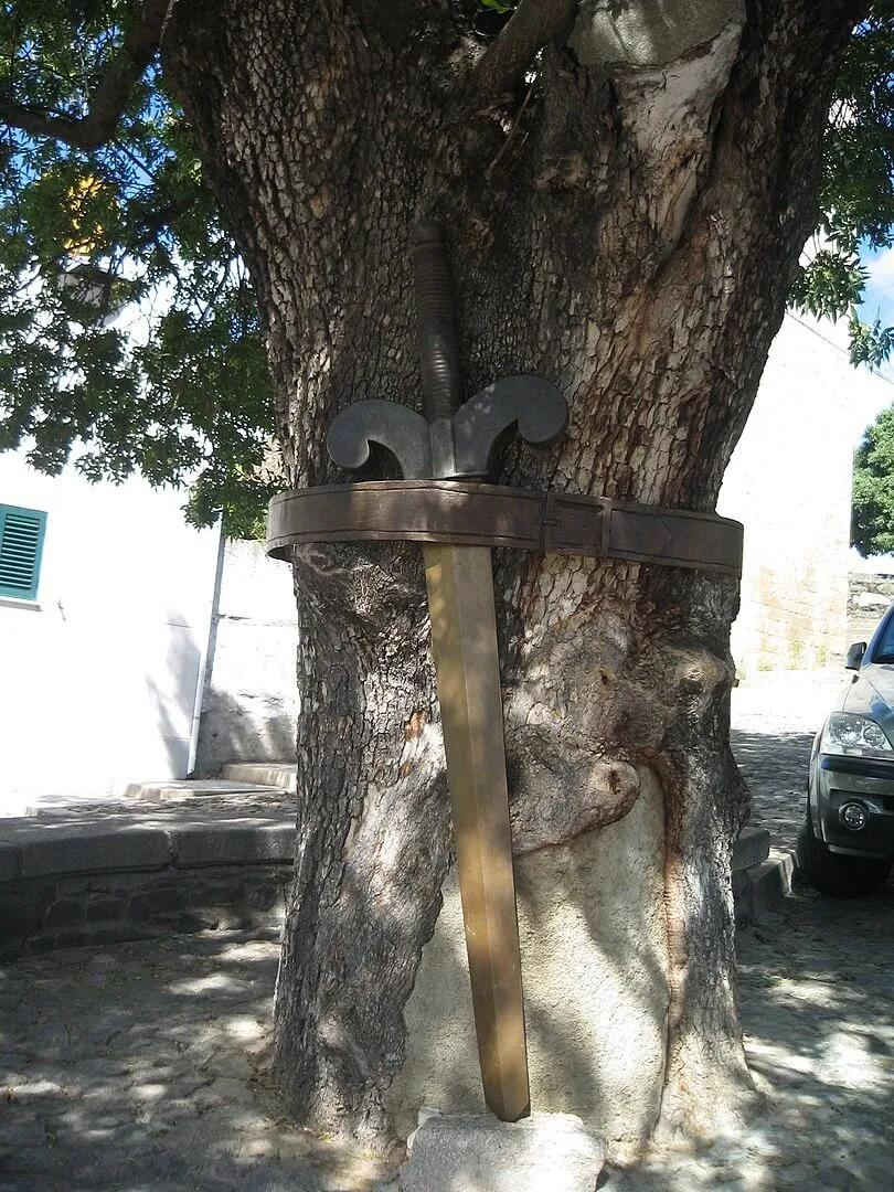 arvore com a espada a cinta