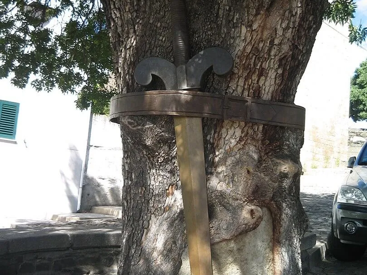 arvore com a espada a cinta