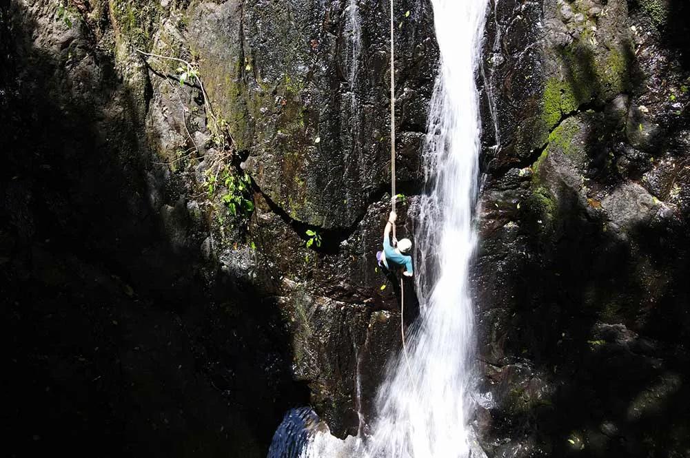 Rappel o barranquismo en el Parque Manuel Antonio