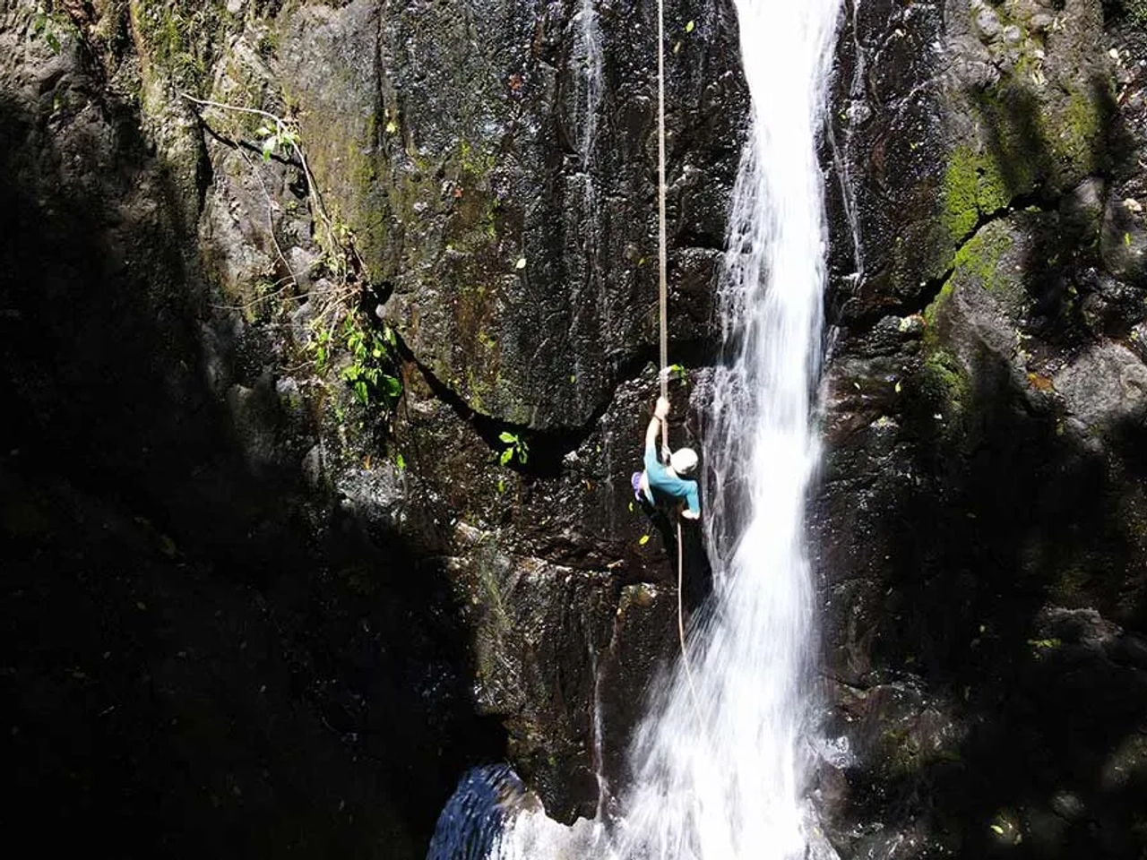 Rappel o barranquismo en el Parque Manuel Antonio