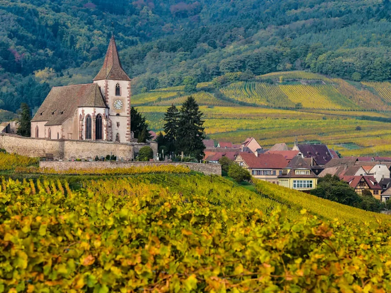 panoramica da aldeia e igreja de hunawihr