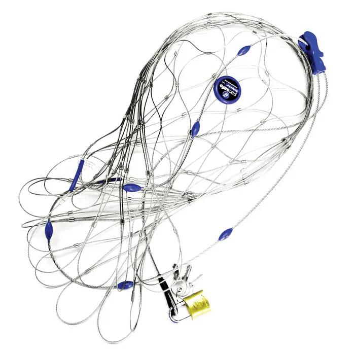 Red de seguridad con candado, útil para asegurar equipaje en viajes largos.