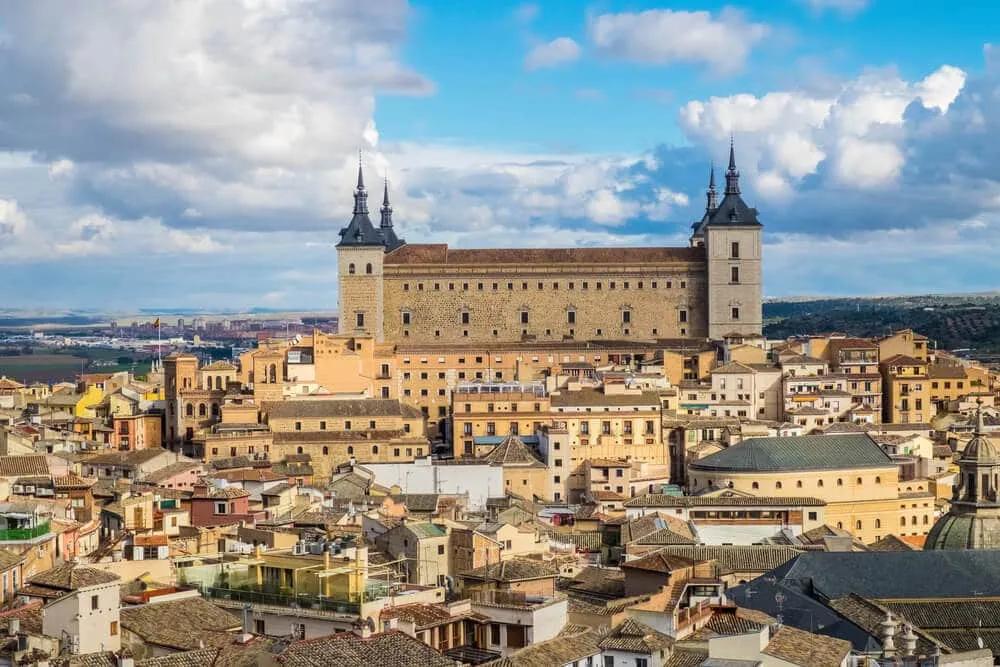 vista panoramica de toledo com o alcazar em primeiro plano