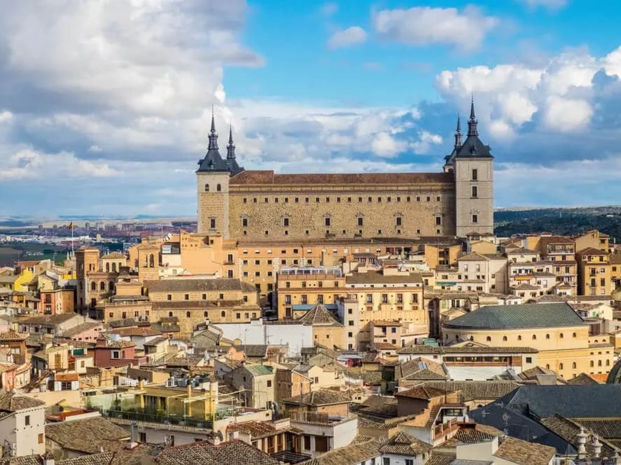 vista panoramica de toledo com o alcazar em primeiro plano