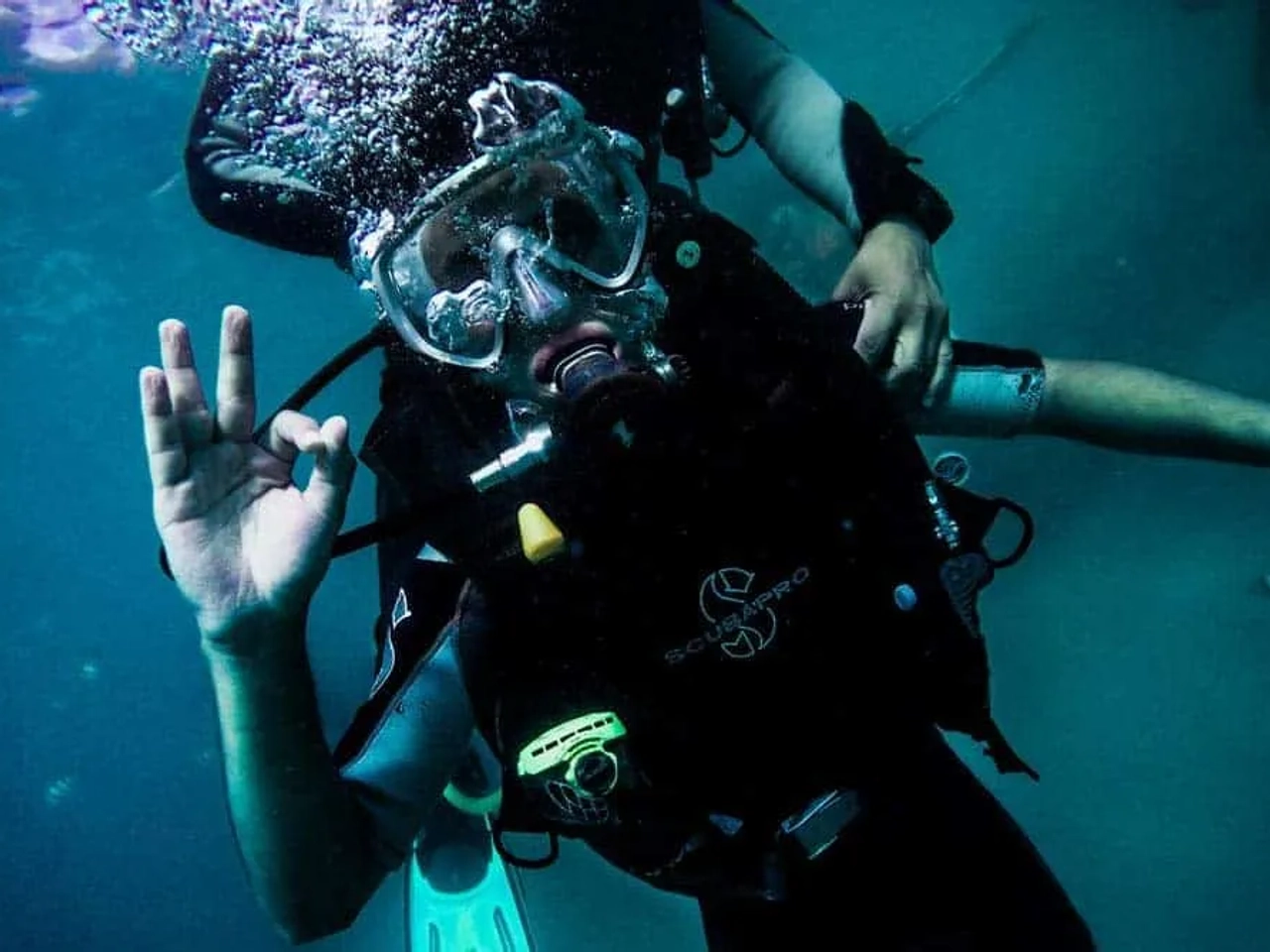 mergulhador no fundo do mar