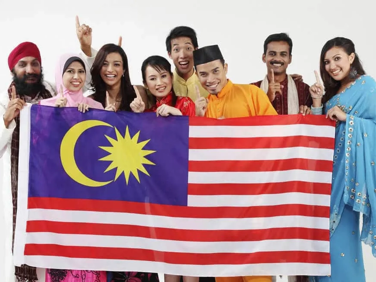pessoas de varias descendencias seguram uma bandeira da malasia
