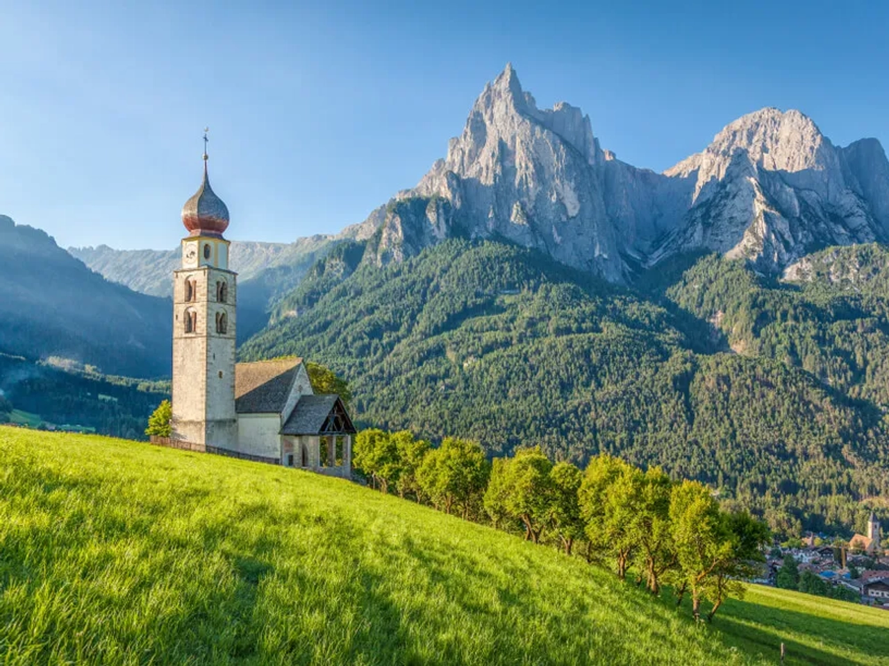 igreja na zona italiana do tirol com os dolomitas ao fundo