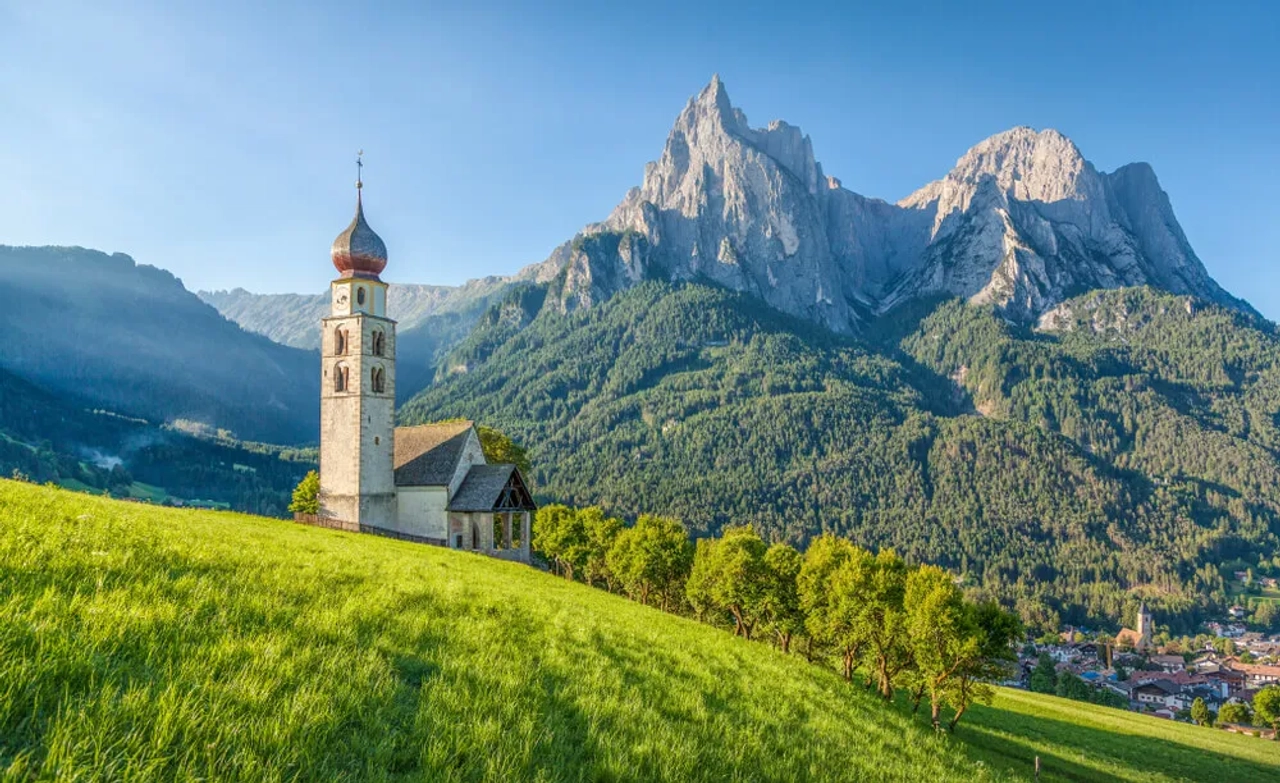 igreja na zona italiana do tirol com os dolomitas ao fundo