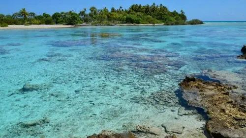 Aguas cristalinas y arrecifes en un paisaje tropical de Polinesia Francesa.
