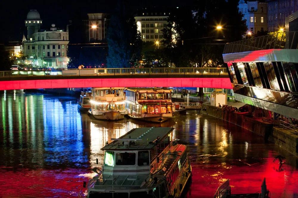 barcos no rio danubio à noite