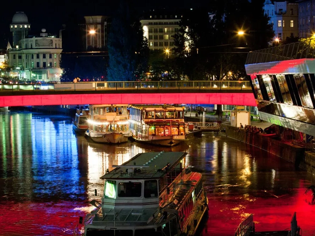 barcos no rio danubio à noite