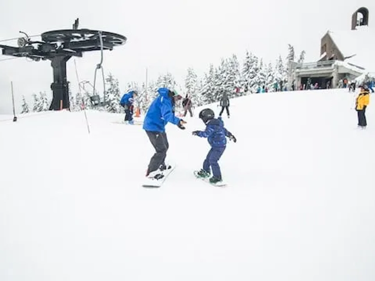 professor de ski a ensinar uma criança numa pista cheia de neve nos estados unidos