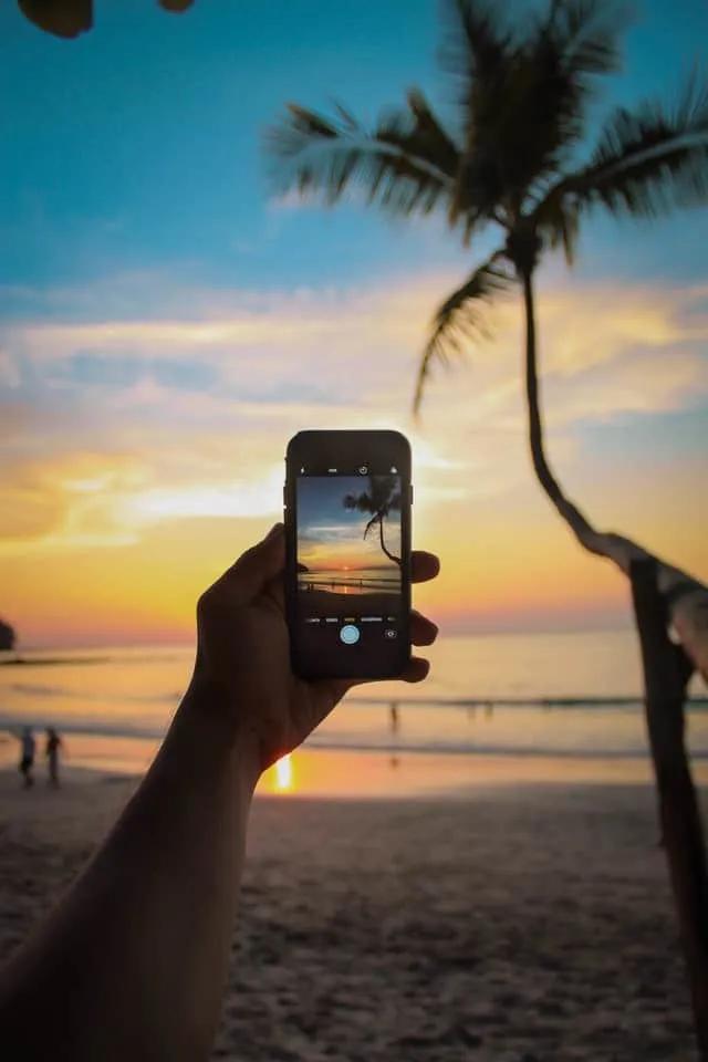 fotografia com smartphone a captar o por do sol na costa rica