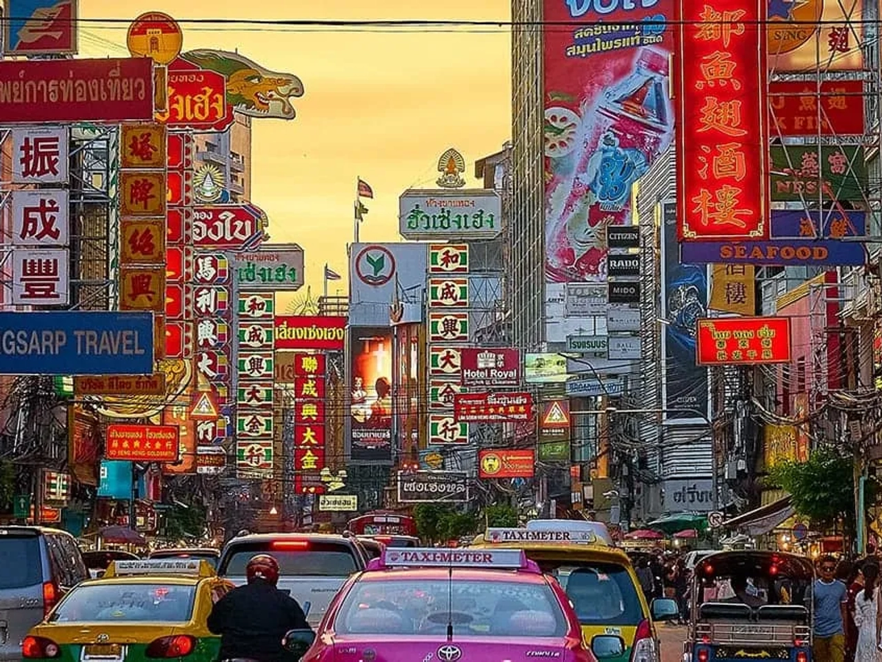 rua cheia de carros na Tailândia