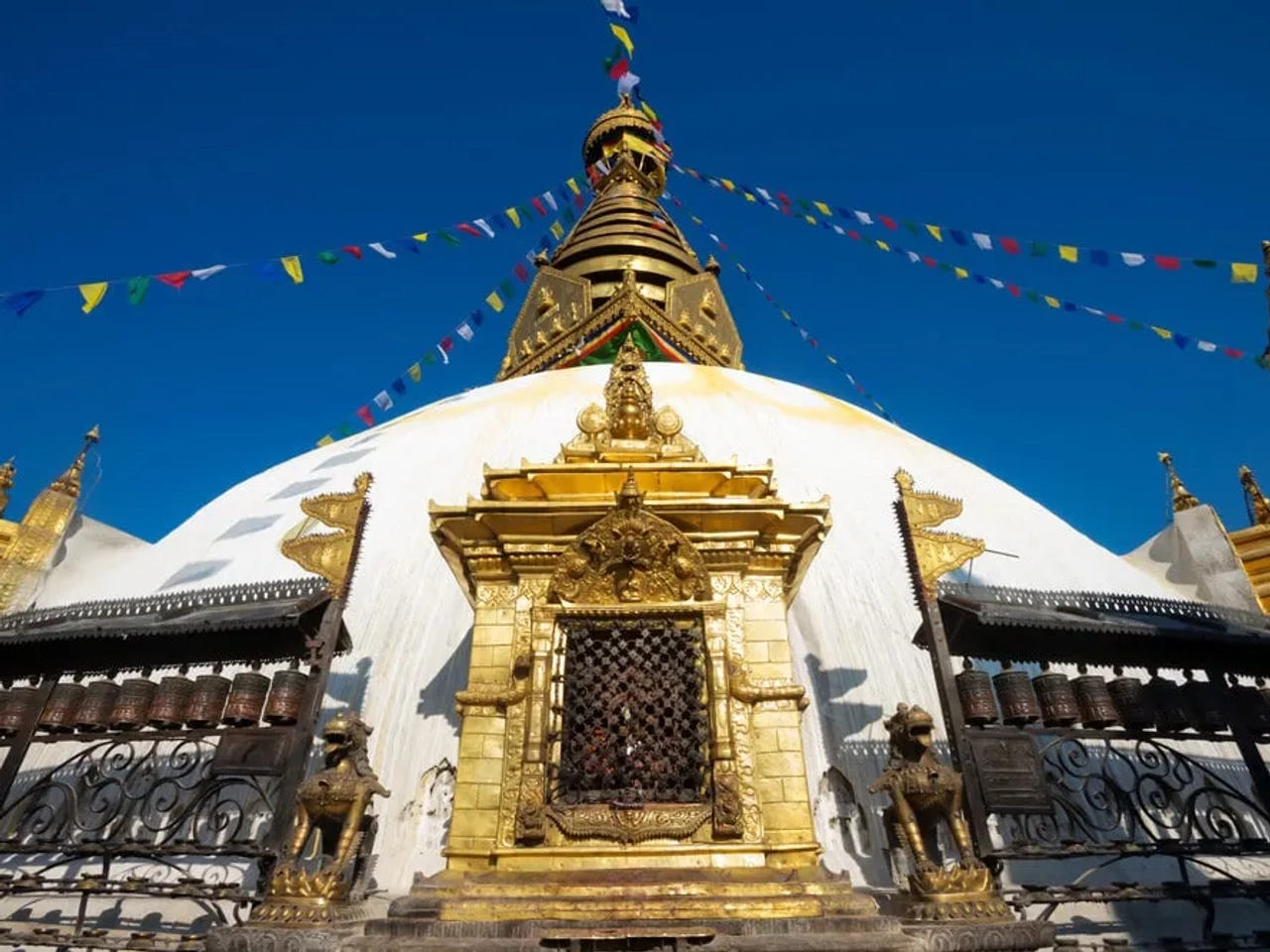 templo de swayambhunath branco com bandeiras as cores