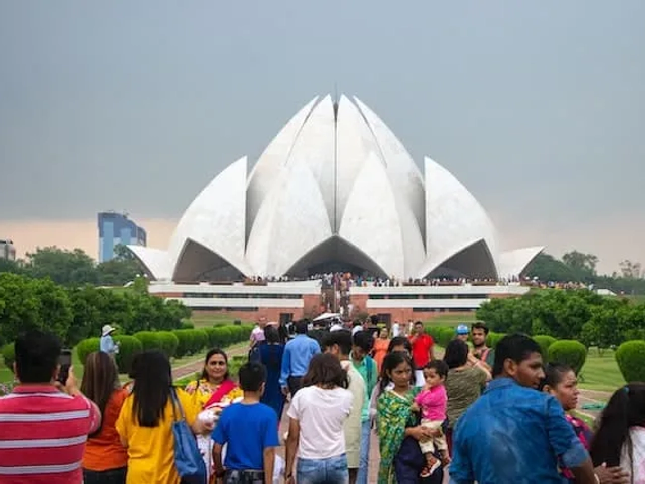 pessoas a visitar o Lotus Temple em Nova Delhi na India