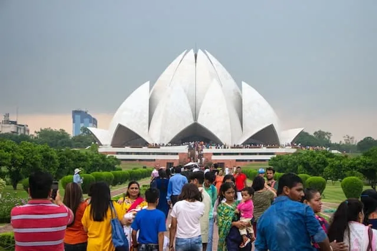 pessoas a visitar o Lotus Temple em Nova Delhi na India