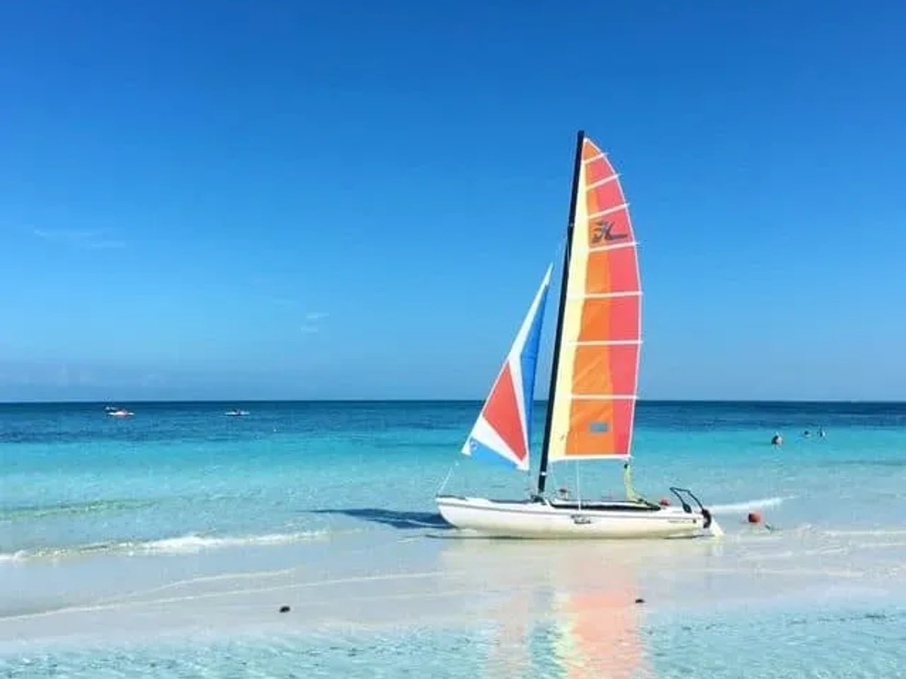 pequeno baro na praia em varadero