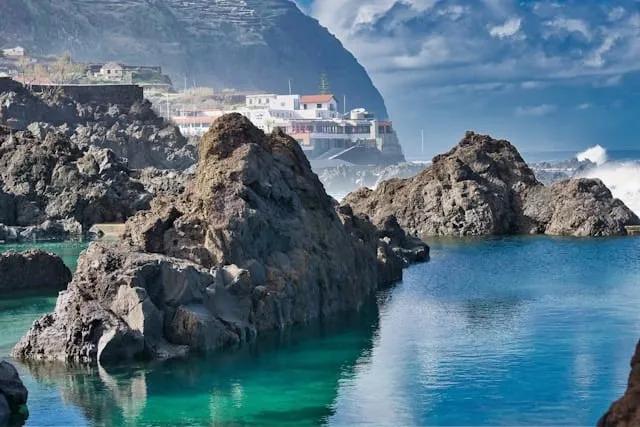 vista do mar azul com rochas em porto moniz na madeira